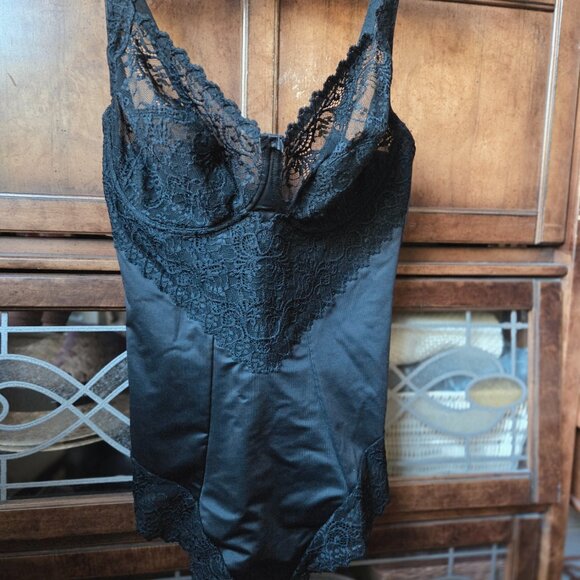 Stunning Black Body CHANTELLE with lace - Picture 4 of 8